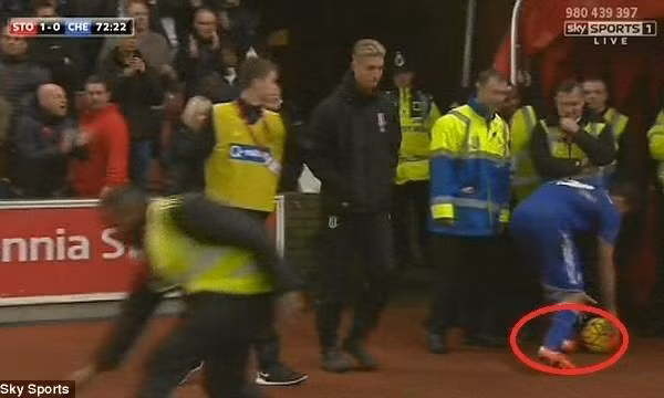 Mới đây, pha xấu chơi của Diego Costa đã được ống kính máy quay quay lại khi cầu thủ này đã cố tình giẫm vào chân của nhân viên an ninh sân Britannia trong trận gặp CLB Stoke City tại vòng 12 Premier League 2015/2016.