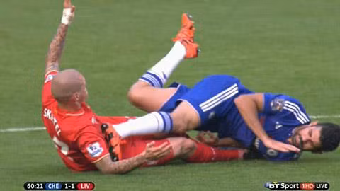 Chưa dừng lại ở đó, ở phút 61 Diego Costa bị Martin Skrtel phạm lỗi nhưng cầu thủ người Tây Ban Nha cũng không phải tay vừa khi đã ngã xuống nhưng không quên tặng cho đối thủ một cái đập thẳng vào bụng.