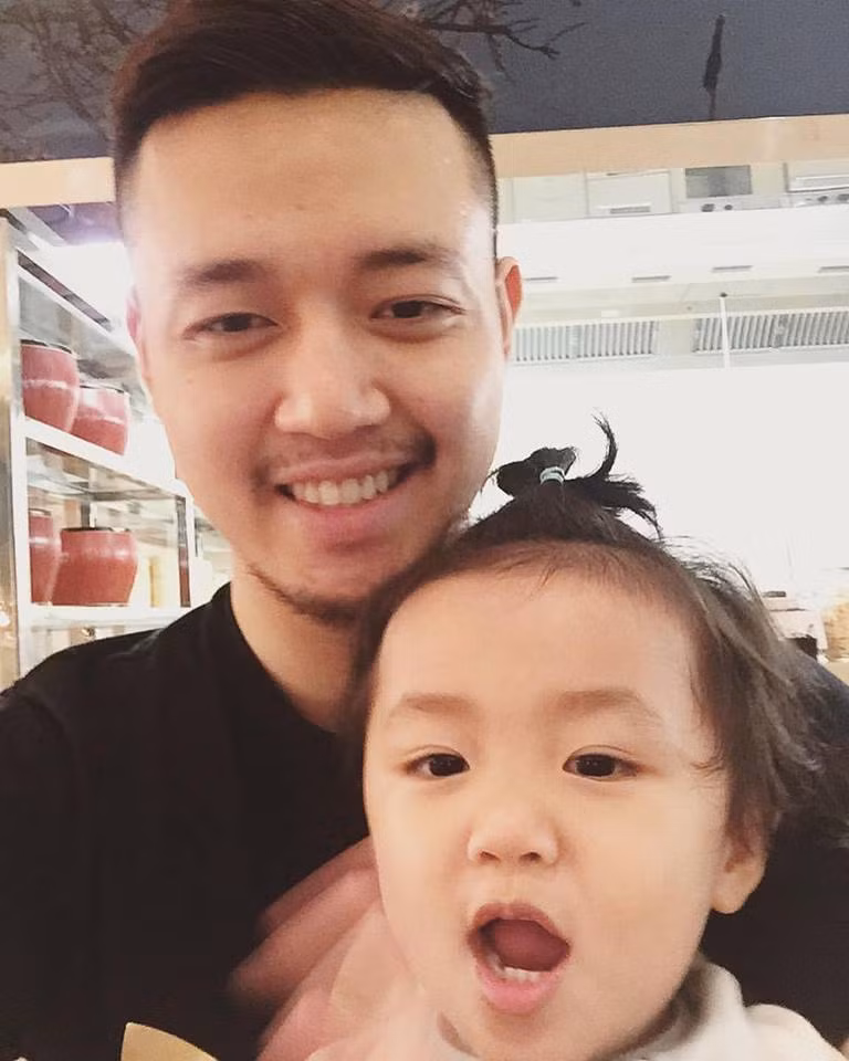 Trên trang cá nhân, Thanh Hiếu là người khá kín tiếng. Thỉnh thoảng chàng trai mới chia sẻ những hình ảnh hoặc khoảnh khắc bên bạn bè, người thân.