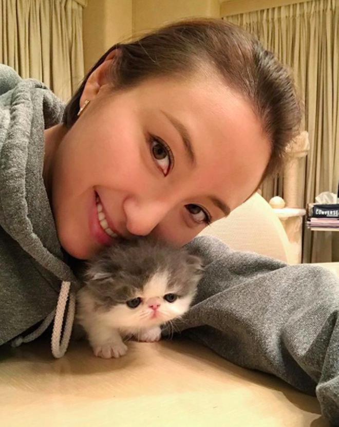 Florinda này thích dành thời gian rảnh rỗi để đi du lịch, tham gia các hoạt động xã hội và chăm sóc bản thân bằng các lớp học yoga, các khóa thiền hay chỉ đơn giản là tự nấu ăn tại nhà.