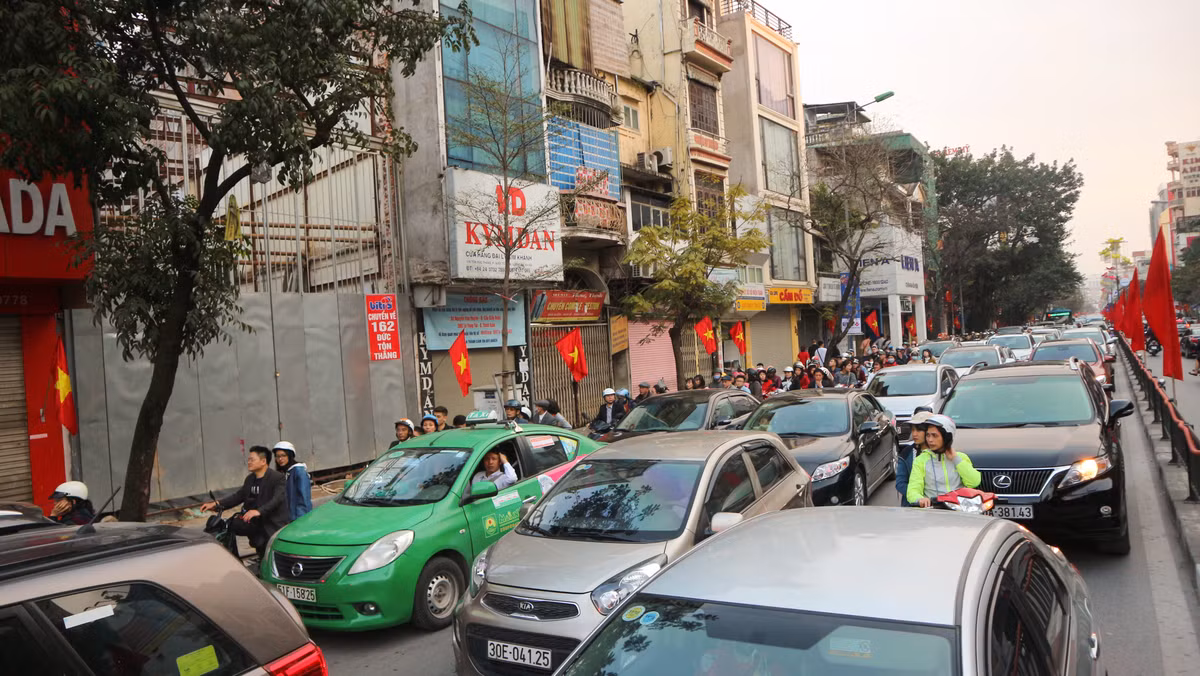 Theo nhiều người, việc ách tắc giao thông trong ngày đầu tiên của năm mới do lưu lượng các xe ô tô đổ xuống đường quá lớn.
