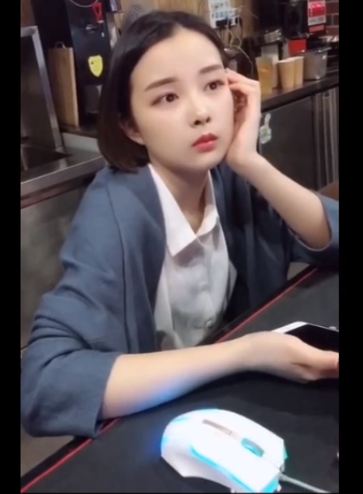 Thông tin về cô gái dễ thương này cũng đang được dân mạng xứ Trung truy lùng một cách tích cực