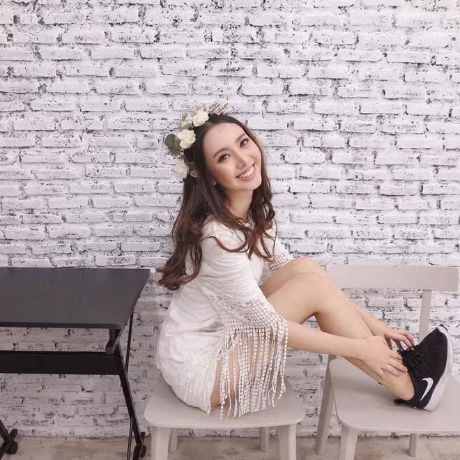 Mặc dù khá nổi tiếng trong cộng đồng mạng thời gian qua, nhưng khi chia sẻ trên trang cá nhân của mình, Velora vẫn khiêm tốn và nói rằng mình sẽ chỉ tập trung cho việc học đại học và con đường phía trước còn rất dài để nói về tương lai.