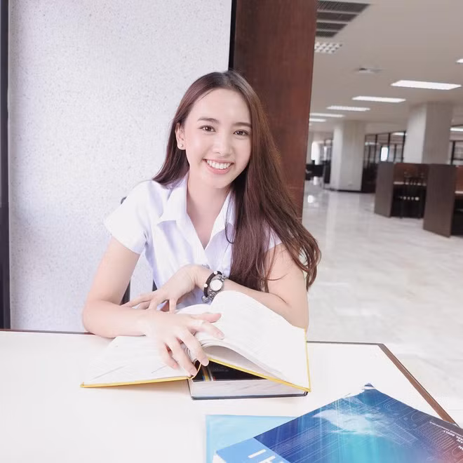 Điểm đầu tiên khiến mọi người chú ý tới 9X Thái Lan này đó là nụ cười tươi tắn cùng vẻ ngoài xinh đẹp đầy sức sống. Chính nụ cười của Velora khiến ai cũng có cảm tình ngay từ lần gặp đầu tiên.