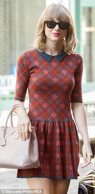 Morgan Jensen xinh đẹp dạo phố.