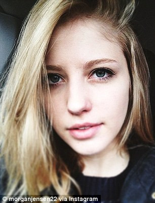 Tuy nhiên, khi không có kính và không trang điểm, sự giống nhau giữa hai cô nàng đã giảm đi rất nhiều.