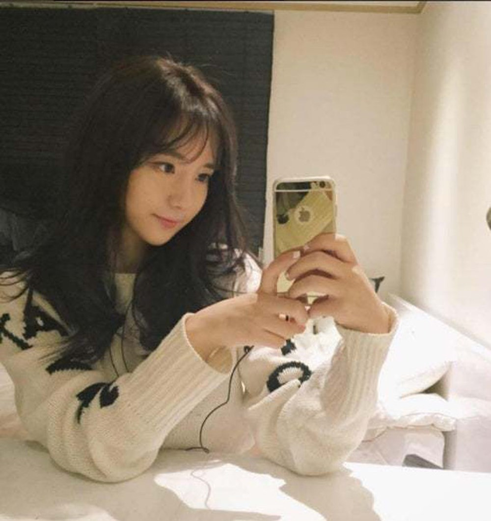 Mặc dù bị chỉ trích nhưng Han Seo Hee vẫn tỏ ra bình thản. Cách đây một tiếng, cô chia sẻ hình ảnh trên máy bay cùng dòng chú thích đang trở về Hàn Quốc.