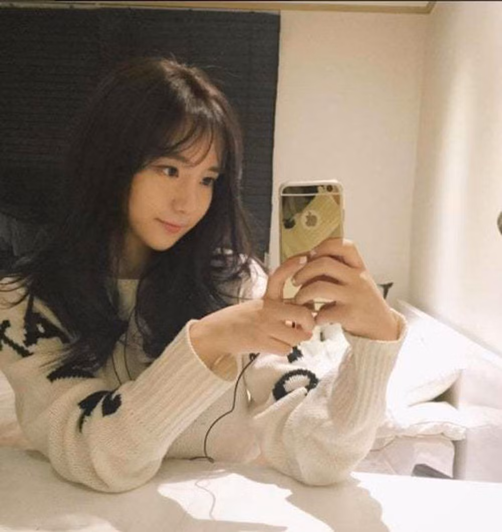 Mặc dù bị chỉ trích nhưng Han Seo Hee vẫn tỏ ra bình thản. Cách đây một tiếng, cô chia sẻ hình ảnh trên máy bay cùng dòng chú thích đang trở về Hàn Quốc.