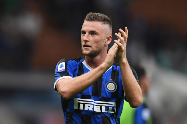 Theo Fox Sports, Real Madrid đã nhắm đến Milan Skriniar, trung vệ số 1 của Inter Milan hiện tại cho vị trí tiềm năng thay thế Sergio Ramos trong tương lai. Khoảng thời gian thi đấu thăng hoa và bất bại liên tiếp của Inter, Skriniar chính là gương mặt quan trọng hàng đầu và là quân bài chủ lực của HLV Antonio Conte.