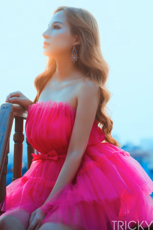 Song, ngoài đời Miu Miu lại có phong cách thời trang khá nữ tính, hiện đại.