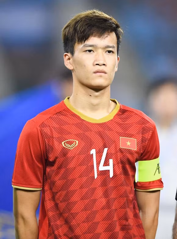 Tiền vệ: Nguyễn Hoàng Đức (1m83)