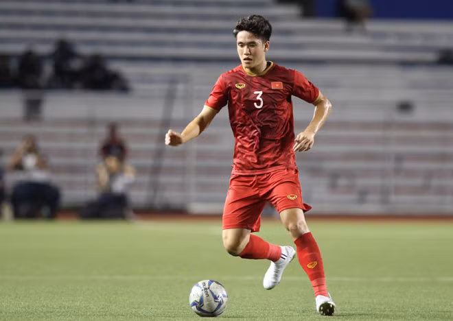 Đá cặp với Thành Chung tại đội tuyển U23 Việt Nam tại vị trí trung vệ là Huỳnh Tấn Sinh (1m78).