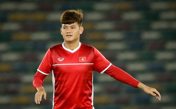 Chạy cánh phải: Hồ Tấn Tài (1m80)