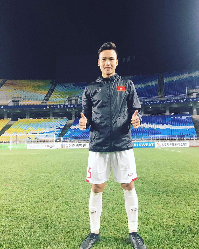 Hậu vệ: Bùi Hoàng Việt Anh (1m87)