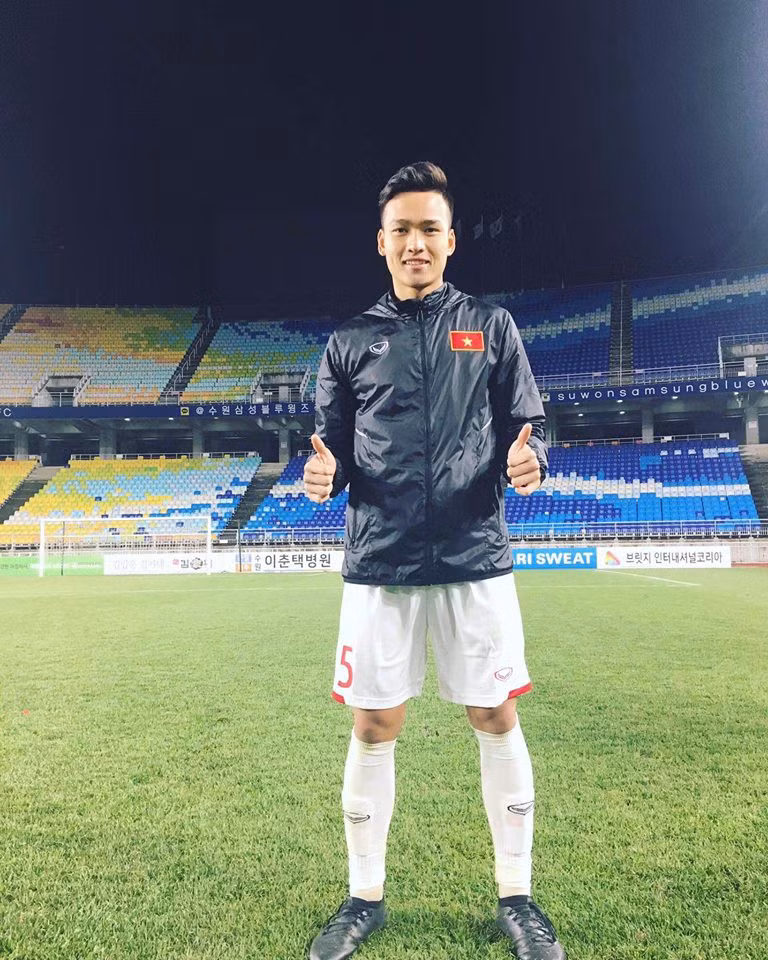 Hậu vệ: Bùi Hoàng Việt Anh (1m87)