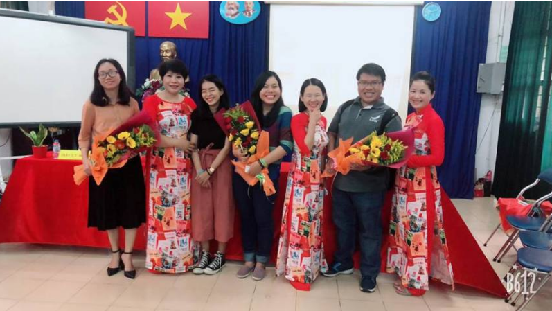 Sau khi đăng lên mạng xã hội, những bức ảnh này đã thu hút sự chú ý của nhiều người dùng Facebook nhất là các bạn trẻ học sinh. Nhiều bạn bình luận vui rằng nhỡ có quên bài thì chỉ cần nhìn quần áo thầy cô là nhớ ra ngay.