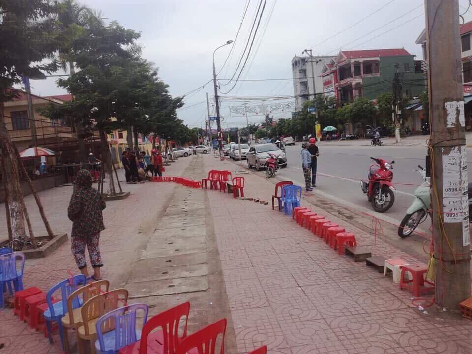 Cách xếp vị trí này có lẽ chỉ nên áp dụng với nơi nào có không quá đông người mà thôi.