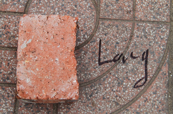 Bên cạnh việc xếp gạch nhiều người còn ghi tên mình bên cạnh.