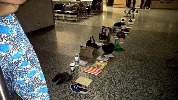 Cách xếp hàng bằng đồ vật này cũng đã được sử dụng nhiều vì nó giúp mọi người không còn căng thẳng khi chờ đợi.