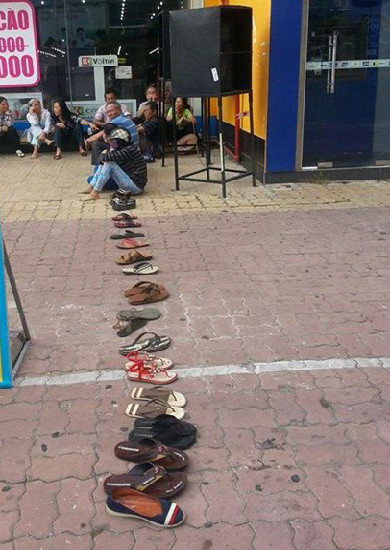 Thay vì phải đứng chờ thì người ta dùng dép xếp hàng, còn tất cả mọi người ngồi ra ghế nghỉ ngơi đợi tới lượt. Những đôi dép được xếp thẳng hàng y như người, đến đôi của ai nghĩa là tới lượt người đó.