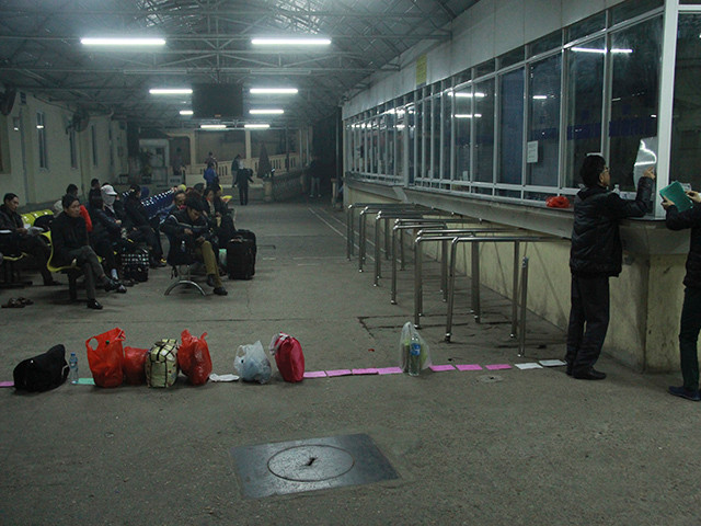 Tuy nhiên, bên cạnh đó cũng có nhiều hạn chế như, "nếu dép giống nhau thì hay ghi tên lên dép nhỉ", "nhỡ mà đông quá khéo quên luôn dép mình ở đâu", "nếu đi giày thì phải đi mỗi tất, nếu đi dép thì bỏ ra phải đi chân đất, bẩn lắm" một số ý kiến của cư dân mạng nhận xét.