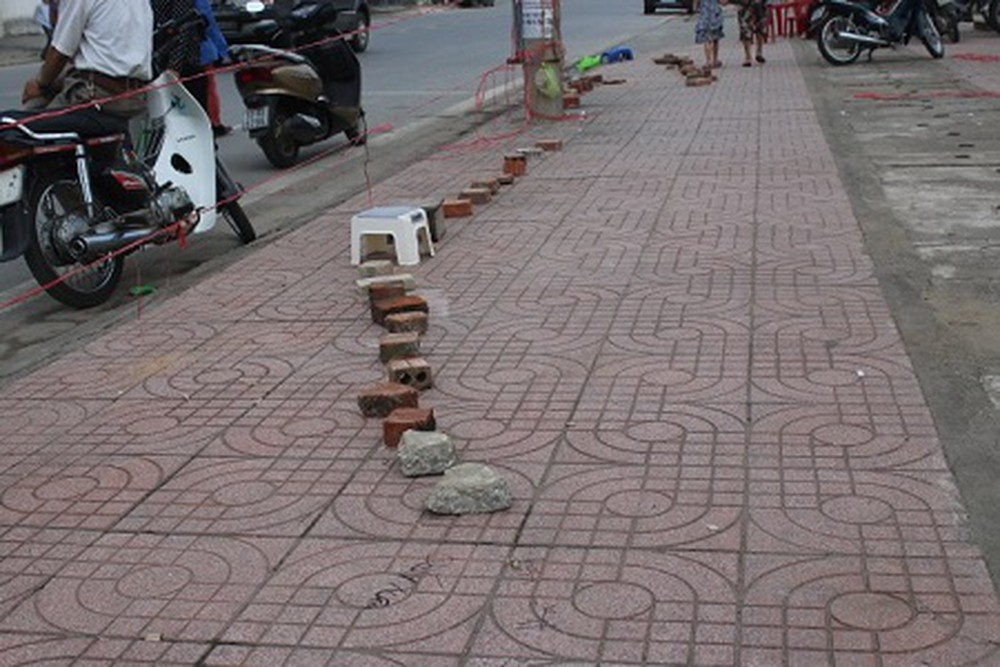 Trước đó, tình trạng đặt gạch xếp hàng chỉ xuất hiện trong các trường hợp như bố mẹ mua đơn xin học cho con hay xếp hàng mua vé xe về Tết.