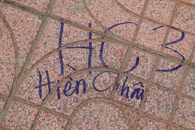 Phương thức xếp hàng từng xuất hiện trong thời bao cấp của Việt Nam khi nhà nhà, người người phải rồng rắn đi mua lương thực.