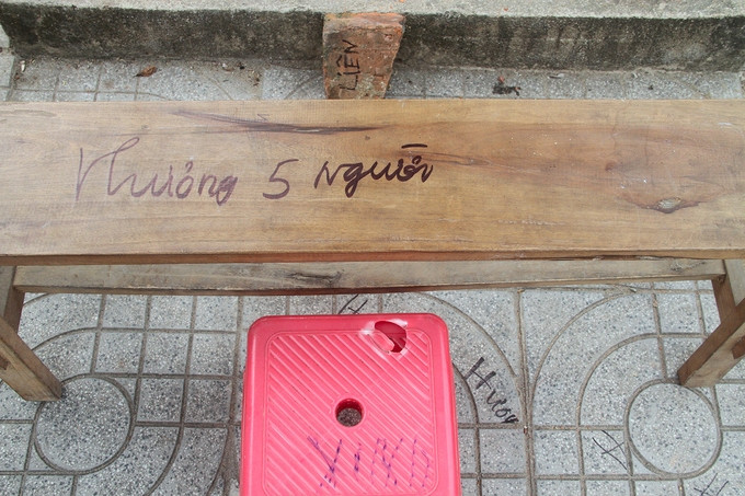 Vị trí xếp hàng được đánh dấu trên ghế.