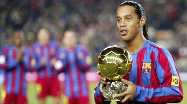Đỉnh cao của Ronaldinho qua đi khá nhanh, chỉ kéo dài từ năm 2002 đến năm 2007. Tuy nhiên, trong 5 năm này, Ronaldinho đã có mọi danh hiệu cao quý mà một đời cầu thủ có được. Một lần được ẵm Quả bóng vàng, một lần ẵm cúp vàng World Cup tại Nhật Bản - Hàn Quốc.