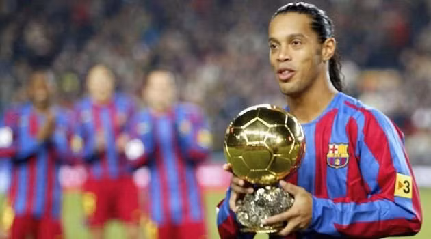 Đỉnh cao của Ronaldinho qua đi khá nhanh, chỉ kéo dài từ năm 2002 đến năm 2007. Tuy nhiên, trong 5 năm này, Ronaldinho đã có mọi danh hiệu cao quý mà một đời cầu thủ có được. Một lần được ẵm Quả bóng vàng, một lần ẵm cúp vàng World Cup tại Nhật Bản - Hàn Quốc.