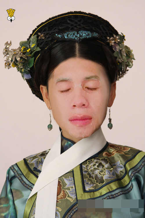 Còn với Hồng Duy phi luôn tâm niệm rằng đế vương vô tình, hồng nhan chóng lụi, vậy nên nàng luôn ở trong tẩm cung chăm sóc da mặt mong có ngày được thị tẩm. Hồng Duy phi còn tuồn son phấn ngoại nhập vào cung để bán cho các phi tần và gặp ai cũng hỏi: "Mua son không, son 3CE của chế ít chì" hay "Mua son đi mại dô, mại dô Việt Nam vô địch chế xả hàng sập kho".