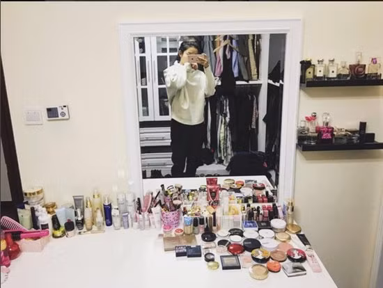 Bàn trang điểm gồm vô số mỹ phẩm đắt tiền, nước hoa hiệu mà bao nhiêu cô gái mơ ước.