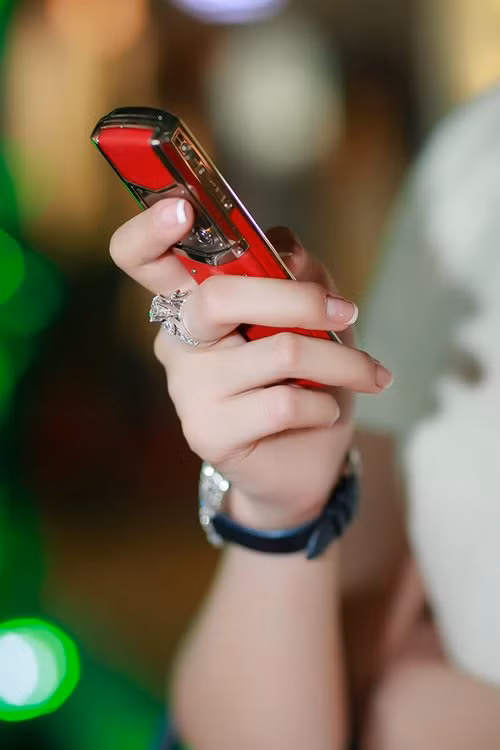 Chiếc điện thoại Huyền My sử dụng trong một sự kiện có giá khoảng 200 triệu đồng.