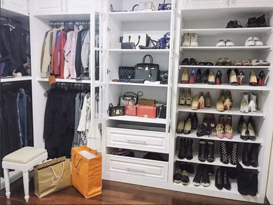 Và căn phòng thời trang này là thành quả sau vô số lần mua sắm đó. Một tiết lộ cho biết Huyền My là chủ nhân của bộ sưu tập 30 mẫu túi, clutch thuộc các thương hiệu Chanel, Christian Louboutin, Hermes và Louis Vuitton; 20 mẫu giày toàn thương hiệu hạng sang. Trong đó đôi đắt tiền nhất là mẫu của Gucci có giá 2000 USD (khoảng 46 triệu đồng).