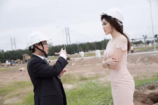 Giữa năm ngoái, Huyền My tiếp tục gây sốc với thông tin vào Sài Gòn mua biệt thự 10 tỷ ven sông Cầu Kinh ngay trung tâm quận 7 để chuẩn bị Nam tiến. Được biết, bố mẹ người đẹp đã hỗ trợ một phần chi phí để con gái có chỗ đi về thuận tiện.