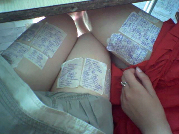 Cũng chính vì vậy, để tự cứu mình, học sinh, sinh viên đã tự trang bị cho mình những chiếc phao thi vô cùng thông minh và khiến giám thị phải vô cùng bất ngờ bởi sự kì công của lũ tiểu quỷ học trò.