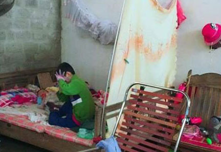 Cháu Linh trong căn nhà nghèo khó của bà Tám.