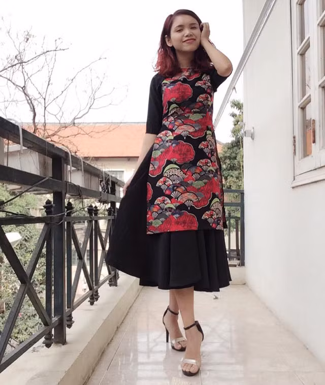 Trong dịp Tết Đinh Dậu 2017, không khó để tìm kiếm những bức ảnh về chiếc áo dài cách tân tại Việt Nam. Áo dài trở thành "hot trend", một trang phục phù hợp để mặc xuống phố chơi Tết hay chụp ảnh, đi đến bất cứ đâu của các bạn trẻ. Nhưng cũng chính từ sự phổ biến, tần suất xuất hiện quá nhiều mà áo dài cách tân cũng tạo ra nhiều cuộc tranh cãi nảy lửa trên mạng xã hội.