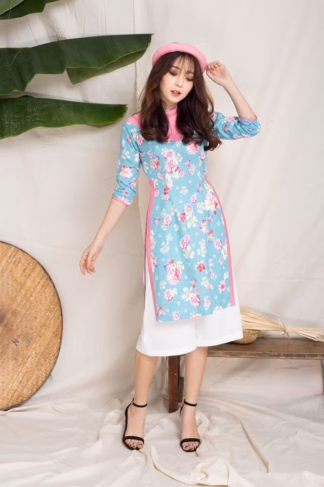 Ngay sau khi xuất hiện, mốt áo dài cách tân này nhiều người cho rằng chính chúng đã làm mất hết vẻ đẹp duyên dáng vốn có của áo dài truyền thống và mang quá nhiều nét tương đồng với sườn xám (Cheongsam) một trang phục truyền thống của Trung Quốc.