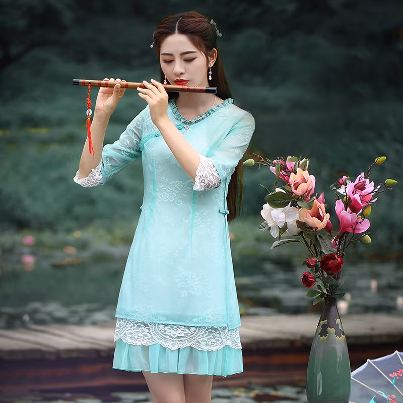 Trên các trang mua sắm Trung Quốc, không khó để tìm thấy hàng loạt mẫu váy, sườn xám giống hệt với chiếc áo dài cách tân đang được giới trẻ Việt rất ưa chuộng thời gian gần đây.