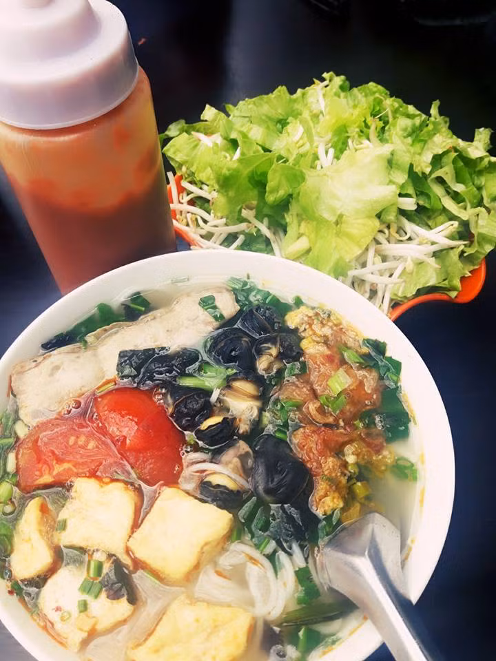 Cũng theo chị Hoa Hạnh, giá bún riêu dịp Tết chỉ dao động từ 35 - 50 ngàn/ bát. Đây là cái giá chấp nhận được bởi ngày Tết giá thực phẩm tăng cao hơn so với bình thường nên việc đội giá từng bát bún rơi vào trong phạm vi cho phép.