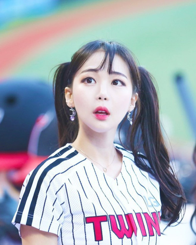 Mới đây, Cha Young Hyun - một cô nàng cheerleader Hàn Quốc cũng đã thu hút rất nhiều sự chú ý bởi ngoại hình xinh xắn không thua kém gì idol của mình.