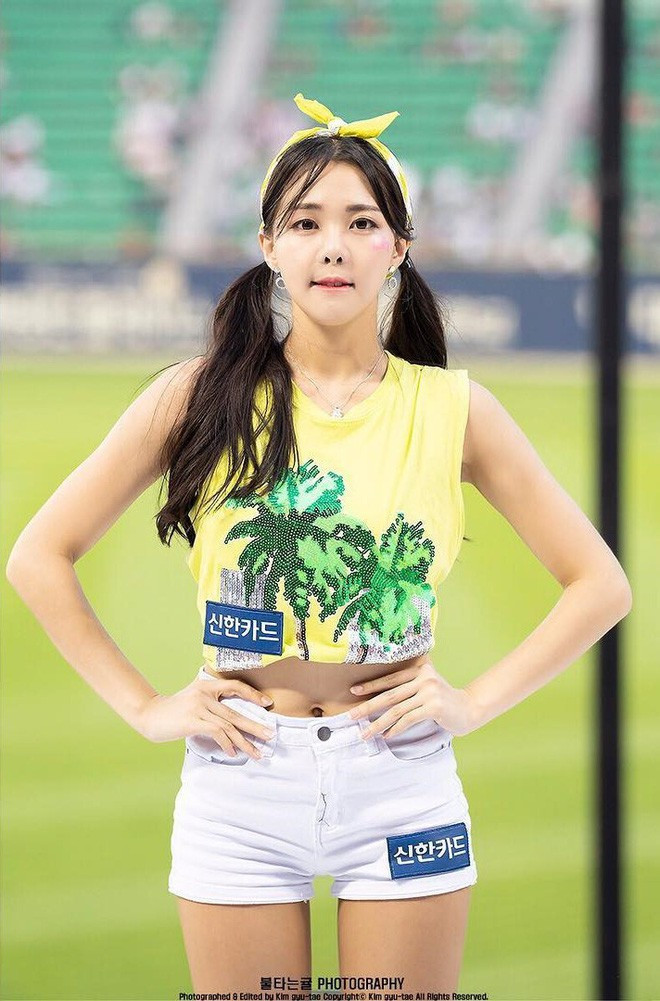 Cùng ngắm nhìn những góc ảnh cực đẹp của Cha Young Hyun - cô nàng cheerleader Hàn Quốc sở hữu combo đáng mơ ước.