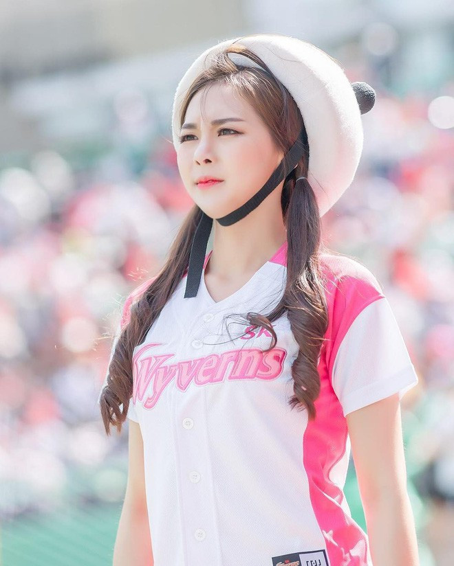 Cha Young Hyun đã theo nghiệp cheerleader chuyên nghiệp từ cách đây 3 năm và đến giờ đã tạo dựng được một chút tên tuổi nhất định.