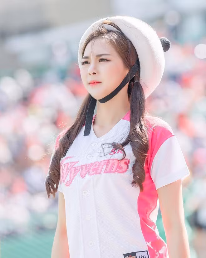 Cha Young Hyun đã theo nghiệp cheerleader chuyên nghiệp từ cách đây 3 năm và đến giờ đã tạo dựng được một chút tên tuổi nhất định.