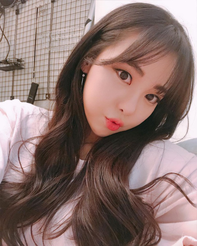 Bên cạnh việc hoạt động trong đội cheer, Young Hyun còn thường nhận được nhiều hợp đồng quảng cáo cũng như lời mời biểu diễn.