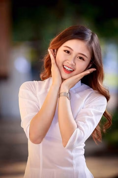 Nữ sinh ĐH Ngoại thương Chử Bảo Ngọc (SN 1998) đến từ Phú Thọ mới đây đã trở thành tâm điểm chú ý của cộng đồng mạng khi cho đăng tải bộ ảnh cực đẹp trong trang phục áo dài trắng tinh khôi.