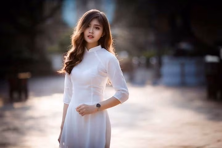 Theo chia sẻ, Bảo Ngọc thực hiện những short hình này để ghi lại những ngày tháng đáng nhớ của tuổi 19 và đánh dấu chuẩn bị bước sang 1 lứa tuổi mới. Đặc biệt, nữ sinh năm 2 ĐH Ngoại thương có niềm đam mê rất lớn với áo dài bởi trang phục này có sự nhẹ nhàng và thướt tha.