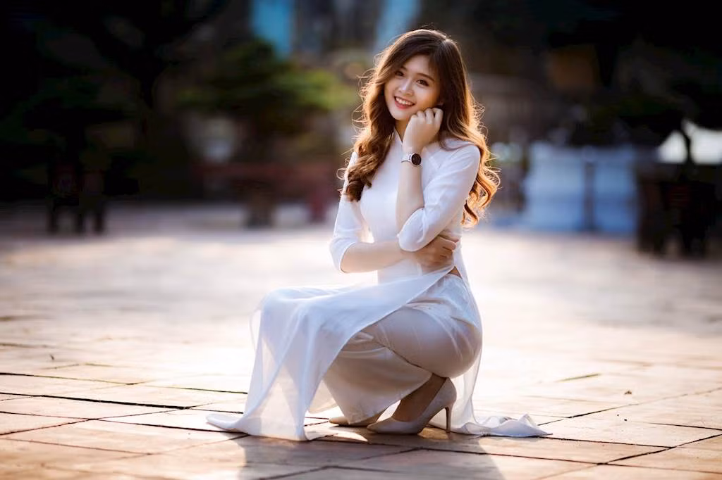 Nu sinh DH Ngoai thuong dep diu dang trong ta ao dai