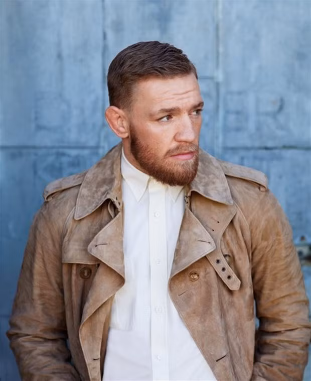 Từ bụi bặm, tới lịch lãm, Conor McGregor đều hoàn thành tốt ý nghĩa của bộ thời trang mình đang khoác lên người.